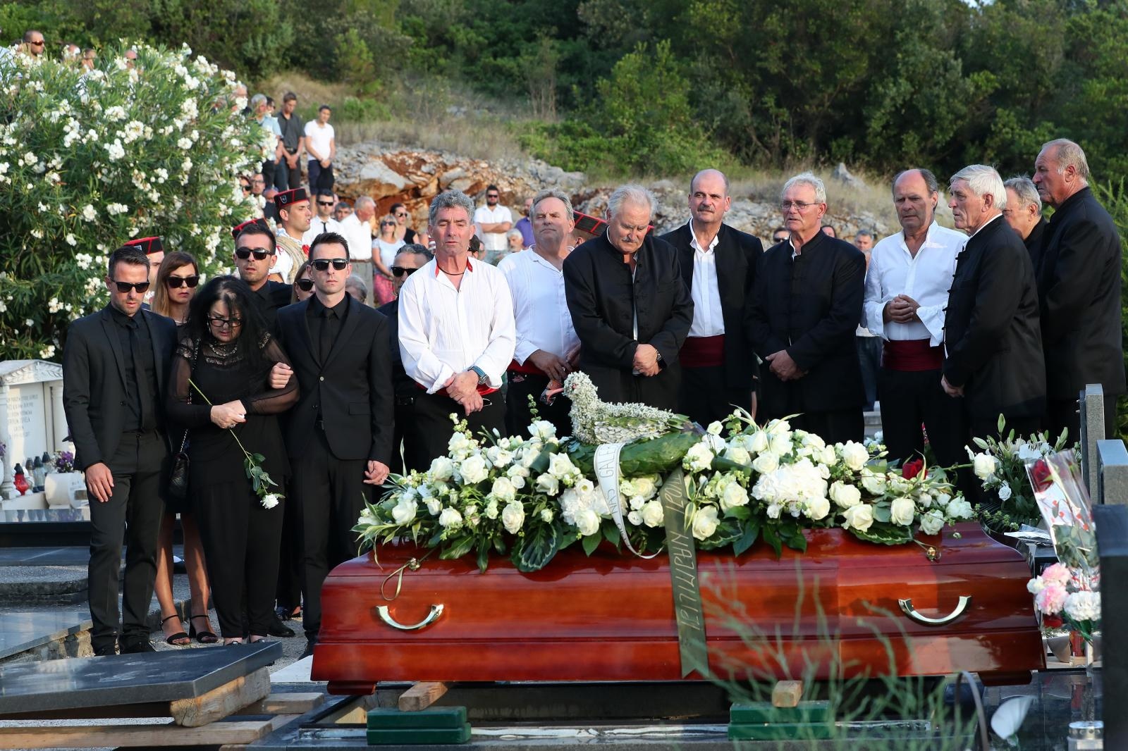 Posljednji ispraćaj Olivera Dragojevića na groblju Sveti Roko u Veloj Luci Posljednji ispraćaj Olivera Dragojevića na groblju Sveti Roko u Veloj Luci