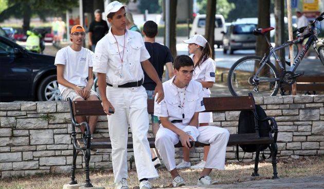 18.07.2013., Zadar – Prometna jedinica mladezi, mladi zadarski bobiji kako im tepaju gradjani uvelike pridonose olaksanom kretanju automobila kroz grad. Bez njih vecina raskrizja te ulice blize centru grada bile bi zagusene zbog prometnih cepova. Velika