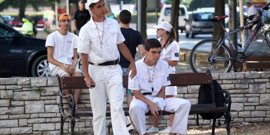 18.07.2013., Zadar – Prometna jedinica mladezi, mladi zadarski bobiji kako im tepaju gradjani uvelike pridonose olaksanom kretanju automobila kroz grad. Bez njih vecina raskrizja te ulice blize centru grada bile bi zagusene zbog prometnih cepova. Velika