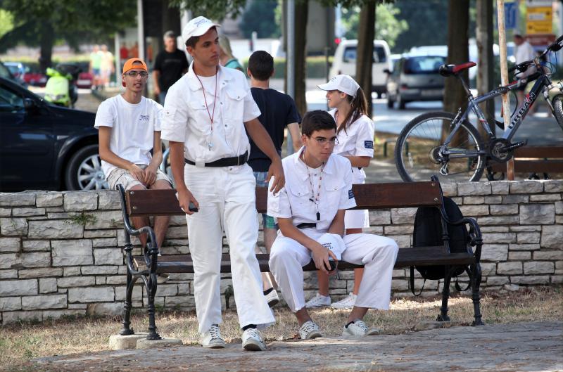 18.07.2013., Zadar – Prometna jedinica mladezi, mladi zadarski bobiji kako im tepaju gradjani uvelike pridonose olaksanom kretanju automobila kroz grad. Bez njih vecina raskrizja te ulice blize centru grada bile bi zagusene zbog prometnih cepova. Velika 18.07.2013., Zadar – Prometna jedinica mladezi, mladi zadarski bobiji kako im tepaju gradjani uvelike pridonose olaksanom kretanju automobila kroz grad. Bez njih vecina raskrizja te ulice blize centru grada bile bi zagusene zbog prometnih cepova. Velika