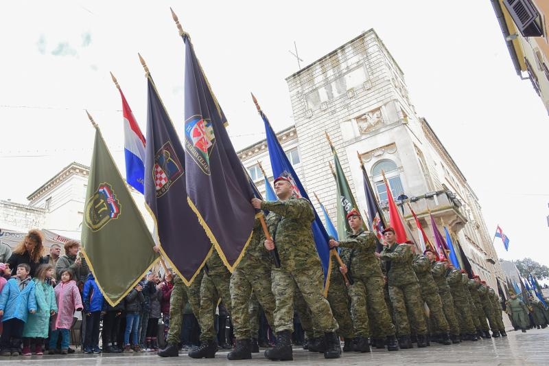 Paljenjem svijeća i polaganjem vijenaca, te mimohodom postrojbi započelo svečano obilježavanje 23. obljetnice VRO Maslenica. Foto. Dino Stanin/PIXSELL Paljenjem svijeća i polaganjem vijenaca, te mimohodom postrojbi započelo svečano obilježavanje 23. obljetnice VRO Maslenica. Foto. Dino Stanin/PIXSELL