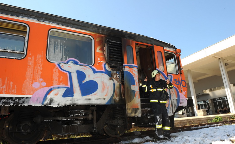 Zadar, 100911.
Na zadarskom zeljeznickom kolodvoru danas oko 12 sati zapalio se klima uredjaj u sinobusu. Nitko nije ozljedjen.
Foto: Andrija Lucic / CROPIX Zadar, 100911.
Na zadarskom zeljeznickom kolodvoru danas oko 12 sati zapalio se klima uredjaj u sinobusu. Nitko nije ozljedjen.
Foto: Andrija Lucic / CROPIX