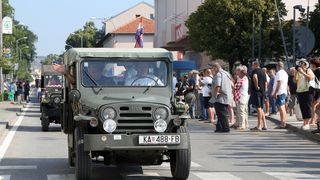Knin: Mimohod motocikala i starodobnih vojnih vozila