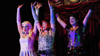 Zadar, 12.11.2012. snimio: Nenad Marčev
SATIRIČKO KAZALIŠTE KEREMPUH
Jean Poiret:
Krletka, komedija
redatelj: Krešimir Dolenčić
igraju: Ž. Königsknecht, H. Kečkeš, M. Mirković,
I. Đuričić, L. Petrušić, B. Perić, V. Čokljat,
M. Posavec Zadar, 12.11.2012. snimio: Nenad Marčev
SATIRIČKO KAZALIŠTE KEREMPUH
Jean Poiret:
Krletka, komedija
redatelj: Krešimir Dolenčić
igraju: Ž. Königsknecht, H. Kečkeš, M. Mirković,
I. Đuričić, L. Petrušić, B. Perić, V. Čokljat,
M. Posavec