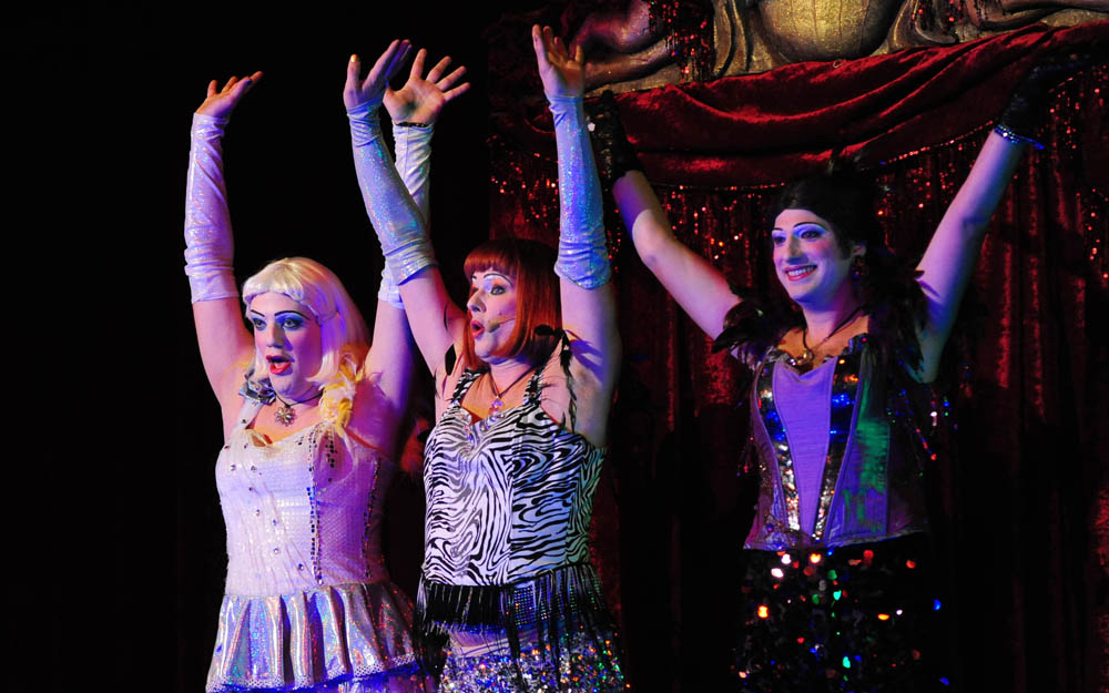 Zadar, 12.11.2012. snimio: Nenad Marčev
SATIRIČKO KAZALIŠTE KEREMPUH
Jean Poiret:
Krletka, komedija
redatelj: Krešimir Dolenčić
igraju: Ž. Königsknecht, H. Kečkeš, M. Mirković,
I. Đuričić, L. Petrušić, B. Perić, V. Čokljat,
M. Posavec Zadar, 12.11.2012. snimio: Nenad Marčev
SATIRIČKO KAZALIŠTE KEREMPUH
Jean Poiret:
Krletka, komedija
redatelj: Krešimir Dolenčić
igraju: Ž. Königsknecht, H. Kečkeš, M. Mirković,
I. Đuričić, L. Petrušić, B. Perić, V. Čokljat,
M. Posavec