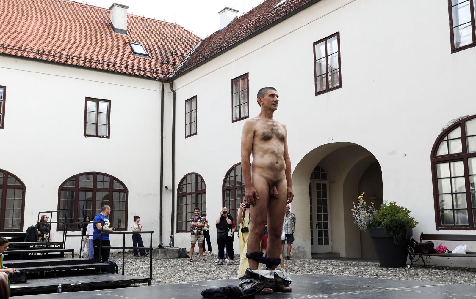 Siniša Labrović: Performans “Poštovani gospodine predsjedniče, možete me poljubiti u guzicu” Siniša Labrović: Performans “Poštovani gospodine predsjedniče, možete me poljubiti u guzicu”