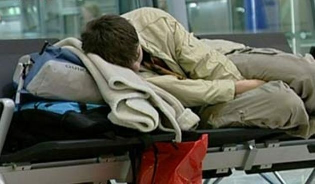 Gužva na Heathrowu – spavač (Foto: HTV)
