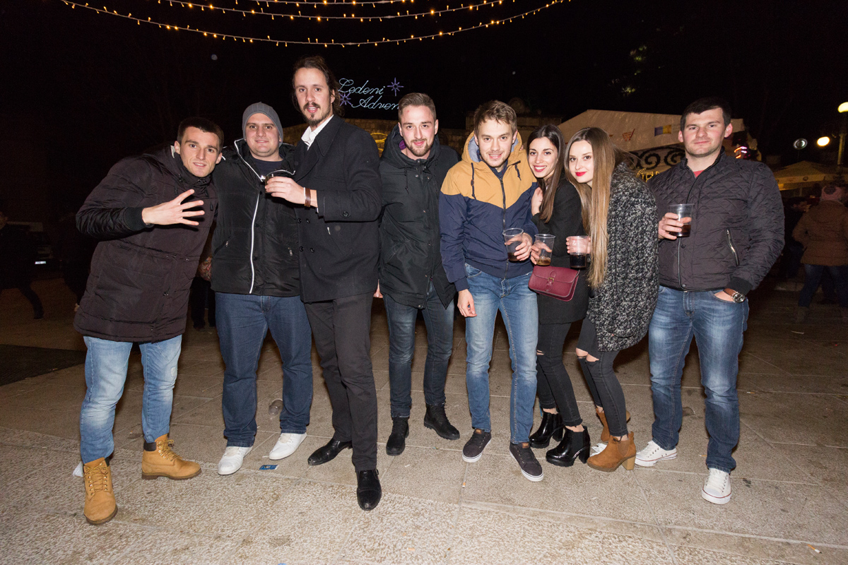 Doček 2017: Najluđa noć na zadarskom Poluotoku privukla više tisuća Zadrana i gostiju Doček 2017: Najluđa noć na zadarskom Poluotoku privukla više tisuća Zadrana i gostiju