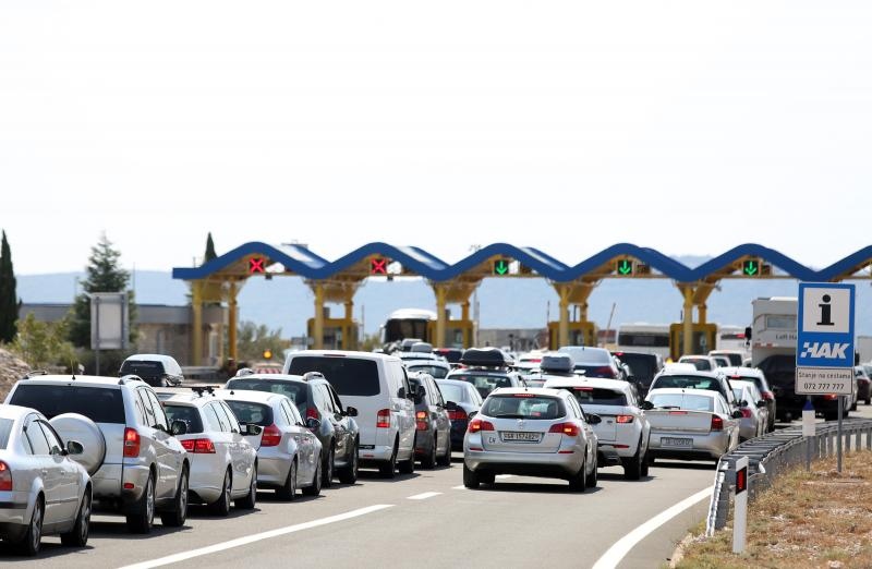 Zbog požara zatvorena autocesta A1 kod Pirovca: Neki vozači se okretali i vozili u suprotnom smjeru Zbog požara zatvorena autocesta A1 kod Pirovca: Neki vozači se okretali i vozili u suprotnom smjeru