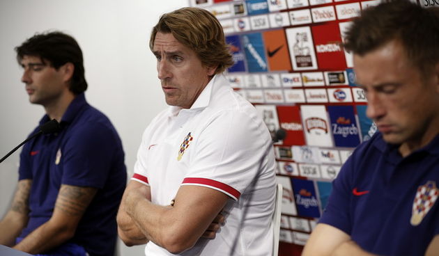 Zagreb, 050912.
Konferencija za novinare Hrvatske nogometne reprezentacije povodom utakmice s Makedonijom u sklopu kvalifikacija za SP 2014 u Brazilu.
Na slici: Vedran Corluka, trener napadaca Alen Boksic i Ivica Olic.
Foto: Dragan Matic / CROPIX