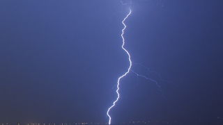 Kastela, 130912.
Prodorom hladnog zraka te formiranjem ciklone koju je Crometeo Tim nazvao “Dujomir” u ranim jutarnjim satima Splitsku okolicu je zahvatilo jako grmljavinsko nevrijeme. U samom Splitu je jutros palo 40 litara po metru cetvornom.
Na slici Kastela, 130912.
Prodorom hladnog zraka te formiranjem ciklone koju je Crometeo Tim nazvao “Dujomir” u ranim jutarnjim satima Splitsku okolicu je zahvatilo jako grmljavinsko nevrijeme. U samom Splitu je jutros palo 40 litara po metru cetvornom.
Na slici