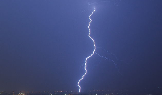 Kastela, 130912. 
Prodorom hladnog zraka te formiranjem ciklone koju je Crometeo Tim nazvao “Dujomir”  u ranim jutarnjim satima Splitsku okolicu je zahvatilo jako grmljavinsko nevrijeme. U samom Splitu je jutros palo 40 litara po metru cetvornom.
Na slici