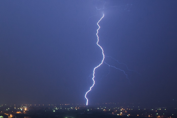 Kastela, 130912.
Prodorom hladnog zraka te formiranjem ciklone koju je Crometeo Tim nazvao “Dujomir” u ranim jutarnjim satima Splitsku okolicu je zahvatilo jako grmljavinsko nevrijeme. U samom Splitu je jutros palo 40 litara po metru cetvornom.
Na slici Kastela, 130912.
Prodorom hladnog zraka te formiranjem ciklone koju je Crometeo Tim nazvao “Dujomir” u ranim jutarnjim satima Splitsku okolicu je zahvatilo jako grmljavinsko nevrijeme. U samom Splitu je jutros palo 40 litara po metru cetvornom.
Na slici