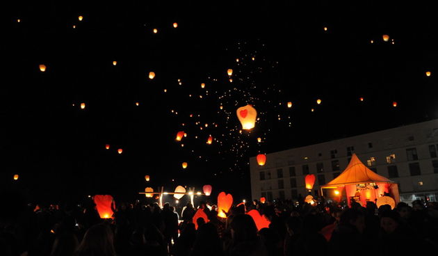 Zadar, 140212.
Tisuce Zadrana na dan zaljubljenih, Valentinovo, okupilo se na poljani Ivana Pavla II, kako bi pustili lampione u zrak i tako poslali poruku ljubavi. Radi se o humanitarnoj akciji ”Zazeli ljubav” koju organizira zadarska podruznica ”Drus