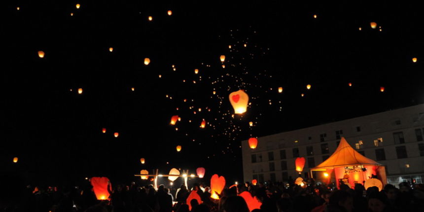 Zadar, 140212.
Tisuce Zadrana na dan zaljubljenih, Valentinovo, okupilo se na poljani Ivana Pavla II, kako bi pustili lampione u zrak i tako poslali poruku ljubavi. Radi se o humanitarnoj akciji ”Zazeli ljubav” koju organizira zadarska podruznica ”Drus