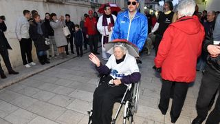 Poznata zadarska skupina Bleke i Konji na karnevalskoj povorci pojavila se sa stadom ovaca koje su doveli na sredisnji gradski trg. Clanovi skupine bili su obuceni u majice hrvatskih politickih stranaka koje su medjusobno izmjenjivali uz domoljubne pjesme