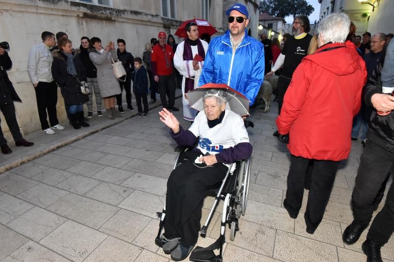 Poznata zadarska skupina Bleke i Konji na karnevalskoj povorci pojavila se sa stadom ovaca koje su doveli na sredisnji gradski trg. Clanovi skupine bili su obuceni u majice hrvatskih politickih stranaka koje su medjusobno izmjenjivali uz domoljubne pjesme