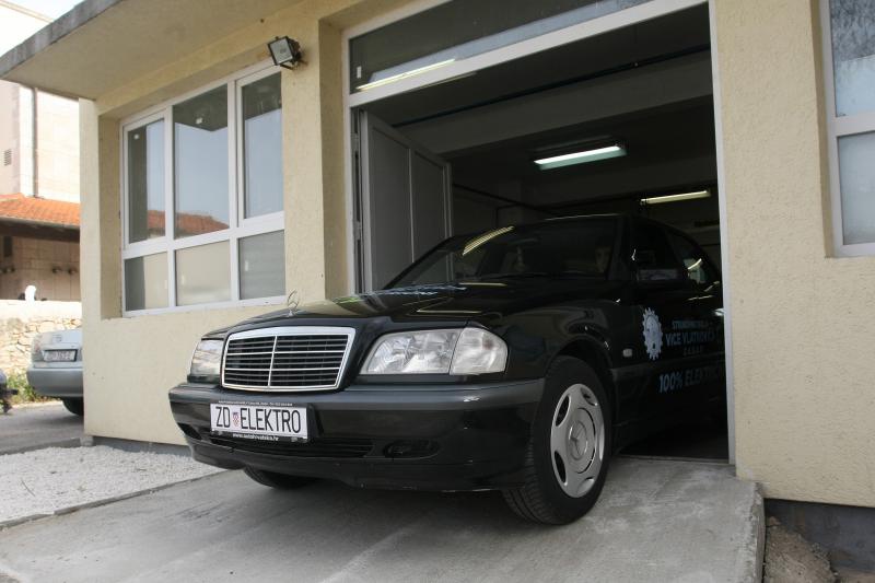 03.04.2014., Zadar – U Solarnom centru na Putu Murvice prezentirano je vozilo koje pokrece iskljucivo elektricna energija. Automobil su u cetiri mjeseca rada napravili ucenici Strukovne skole Vice Vlatkovica Valentino Raspovic, Andjelo Pastuovic i Toni 03.04.2014., Zadar – U Solarnom centru na Putu Murvice prezentirano je vozilo koje pokrece iskljucivo elektricna energija. Automobil su u cetiri mjeseca rada napravili ucenici Strukovne skole Vice Vlatkovica Valentino Raspovic, Andjelo Pastuovic i Toni