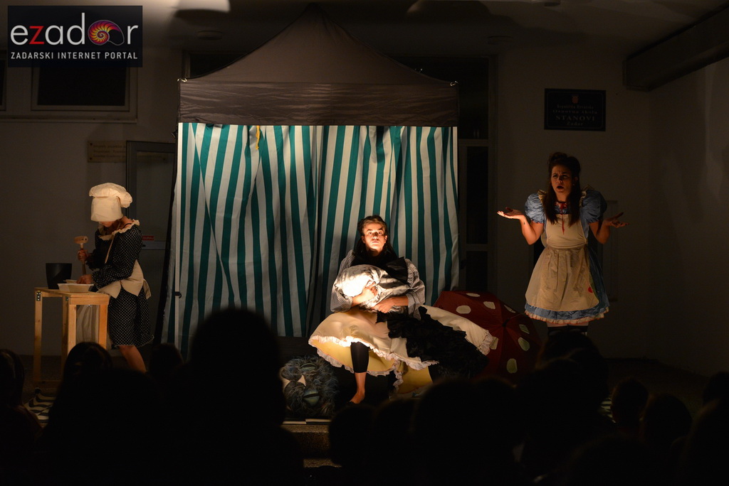 Stanarska fešta 2017: Predstava “U zemlji čudesa” Teatra Dragon Stanarska fešta 2017: Predstava “U zemlji čudesa” Teatra Dragon