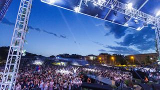 Mišo Kovač i prijatelji na Starom placu u Splitu Mišo Kovač i prijatelji na Starom placu u Splitu