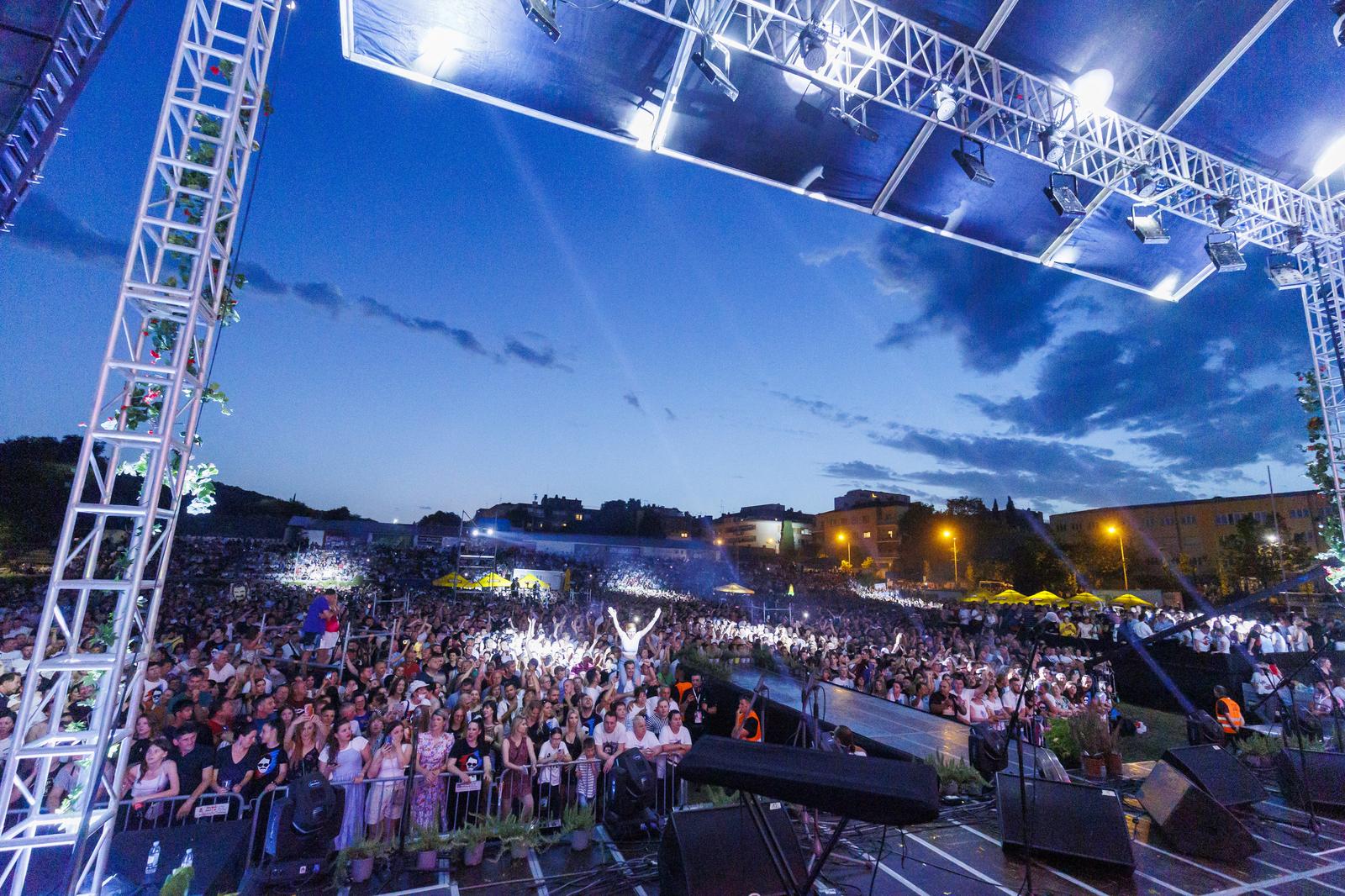 Mišo Kovač i prijatelji na Starom placu u Splitu Mišo Kovač i prijatelji na Starom placu u Splitu