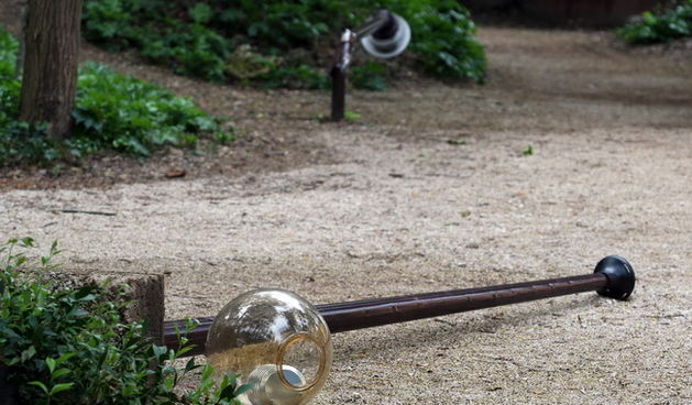 Zadar, 120410.
U parku Vladimira Nazora netko je tijekom vikenda slomio i srusio dva stupa ulicne rasvjete.
Foto: Vladimir Ivanov / CROPIX