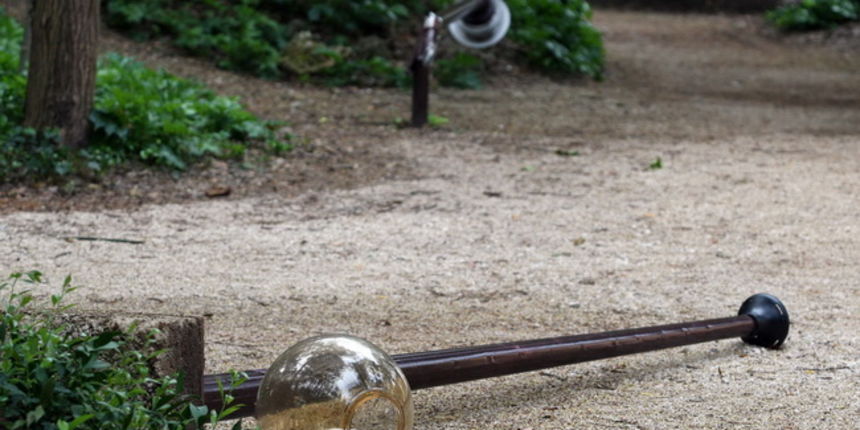 Zadar, 120410.
U parku Vladimira Nazora netko je tijekom vikenda slomio i srusio dva stupa ulicne rasvjete.
Foto: Vladimir Ivanov / CROPIX Zadar, 120410.
U parku Vladimira Nazora netko je tijekom vikenda slomio i srusio dva stupa ulicne rasvjete.
Foto: Vladimir Ivanov / CROPIX