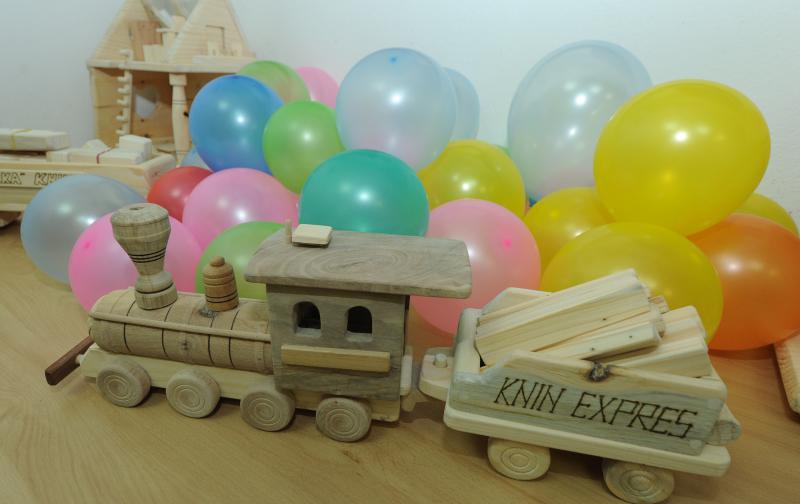 05.02.2014., Knin – Po prvi puta je u gradu otvorena je besplatna knjiznica djecjih igracaka. Projekt su osmislile clanice Ekoudruga Krka-Knin na celu sa Ingom Kukolj i Marijom Ujakovic. Jedini uvjet za uclanjenje u knjiznicu je da djeca donesu neku svo