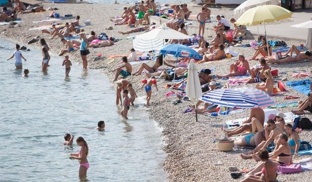 Plaze su i dalje popunjene zbog lijepog i suncanog vremena. Photo: Nel Pavletic/PIXSELL Autor  Nel Pavletic/PIXSELL Ključne riječi  sunce, more, ljeto, kupanje, suncanje, plaza, turisti, turizam