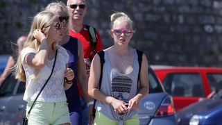 26.07.2013., Zadar – Velika guzva u zadarskoj trajektnoj luci. Photo: Zeljko Mrsic/PIXSELL Autor Zeljko Mrsic/PIXSELL guzve, trajekt, Luka, turisti 26.07.2013., Zadar – Velika guzva u zadarskoj trajektnoj luci. Photo: Zeljko Mrsic/PIXSELL Autor Zeljko Mrsic/PIXSELL guzve, trajekt, Luka, turisti