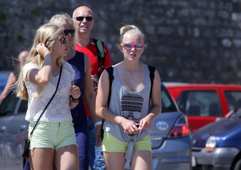 26.07.2013., Zadar – Velika guzva u zadarskoj trajektnoj luci. Photo: Zeljko Mrsic/PIXSELL Autor Zeljko Mrsic/PIXSELL guzve, trajekt, Luka, turisti 26.07.2013., Zadar – Velika guzva u zadarskoj trajektnoj luci. Photo: Zeljko Mrsic/PIXSELL Autor Zeljko Mrsic/PIXSELL guzve, trajekt, Luka, turisti