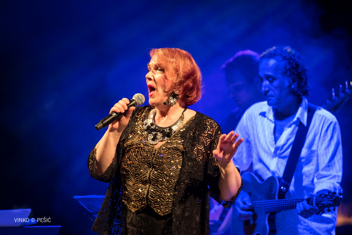 Zorica Kondža i klapa Cambi @ bazen Ilirije u Biogradu