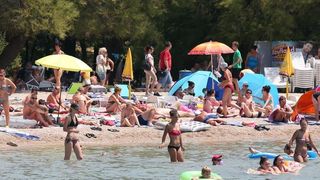 Uživanje u ljetu na vodičkim plažama. Photo: Duško Jaramaz/PIXSELL Uživanje u ljetu na vodičkim plažama. Photo: Duško Jaramaz/PIXSELL