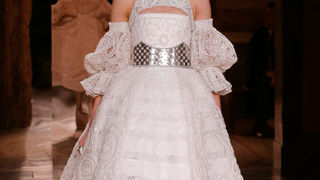 Visoka moda Alexander McQueen brenda za ovu jesen prava je poslastica za ljubitelje drame, inspirirana veličanstvenom kraljevskom odjećom.  Photo: Gianni Pucci/InDigitalteam/GoRunway.com