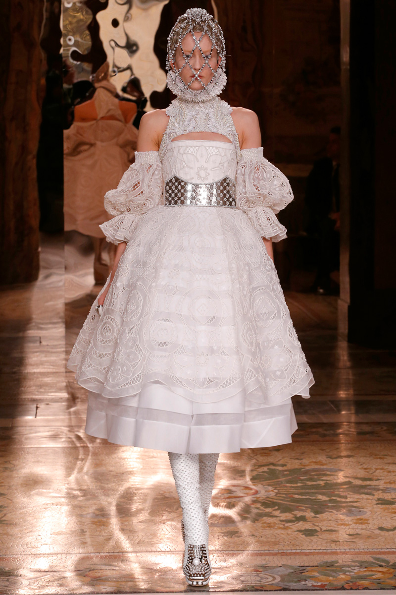 Visoka moda Alexander McQueen brenda za ovu jesen prava je poslastica za ljubitelje drame, inspirirana veličanstvenom kraljevskom odjećom.  Photo: Gianni Pucci/InDigitalteam/GoRunway.com