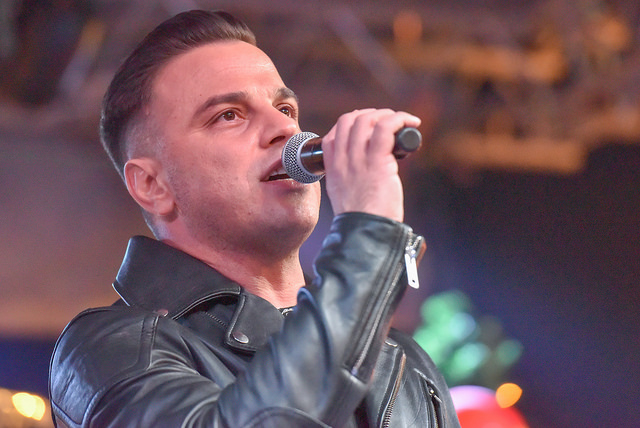 Deset tisuća posjetitelja uživalo u otvorenju Adventa u Zadru- koncertu Ivana Zaka i vatrometu