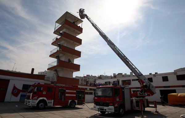 Zadar, 040511.
Povodom Dana vatrogasaca zadarski su vatrogasci izveli vjezbu gasenja pozara.
Na slici: detalj s vjezbe.
Foto: Vladimir Ivanov / Cropix