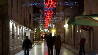 Zadar, 221212.
Kalelarga.
Uoci Bozica koji stize za tri dana, ulice su uredjene, a u gradu vlada blagdansko ozracje.
Na fotografiji: ukrasene gradske ulice.
Foto: Luka Gerlanc / CROPIX Zadar, 221212.
Kalelarga.
Uoci Bozica koji stize za tri dana, ulice su uredjene, a u gradu vlada blagdansko ozracje.
Na fotografiji: ukrasene gradske ulice.
Foto: Luka Gerlanc / CROPIX