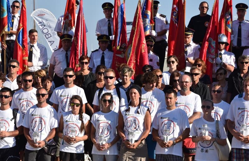 Vodice: Mimohodom vatrogasaca započelo obilježavanje 9. obljetnice kornatske tragedije. Photo: Hrvoje Jelavić/PIXSELL Vodice: Mimohodom vatrogasaca započelo obilježavanje 9. obljetnice kornatske tragedije. Photo: Hrvoje Jelavić/PIXSELL