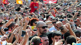 Skopje, 190911.
Unatoc jucerasnjem porazu u borbi za broncu, Makedonska kosarkarska reprezentacija je bila docekana na velicanstven nacin danas u Skoplju. Nekoliko desetak tisuca gradjana su na trgu Makedonija u Skoplju pozdravili makedonske heroje.
Foto Skopje, 190911.
Unatoc jucerasnjem porazu u borbi za broncu, Makedonska kosarkarska reprezentacija je bila docekana na velicanstven nacin danas u Skoplju. Nekoliko desetak tisuca gradjana su na trgu Makedonija u Skoplju pozdravili makedonske heroje.
Foto