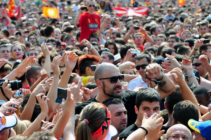 Skopje, 190911.
Unatoc jucerasnjem porazu u borbi za broncu, Makedonska kosarkarska reprezentacija je bila docekana na velicanstven nacin danas u Skoplju. Nekoliko desetak tisuca gradjana su na trgu Makedonija u Skoplju pozdravili makedonske heroje.
Foto Skopje, 190911.
Unatoc jucerasnjem porazu u borbi za broncu, Makedonska kosarkarska reprezentacija je bila docekana na velicanstven nacin danas u Skoplju. Nekoliko desetak tisuca gradjana su na trgu Makedonija u Skoplju pozdravili makedonske heroje.
Foto