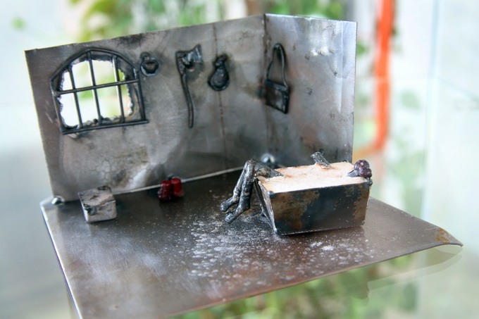 Slavonski Brod 16042013.
Slobodni umjetnik Tihomir Sarajcic izlozio je 12 skulptura scena iz pripovjetke Cudnovate zgode segrta Hlapica povodom Dana Ivane Brlic Mazuranic.Skulpture su napravljene od savijanjem i zavarivanjem zeljeza i to postupkom TIG.
Na