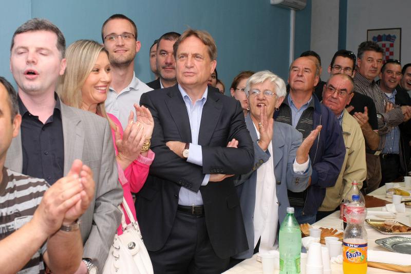 Nakon objave prvih izbornih rezultata nastalo je slavlje u stožeru HDZ-a i kolacijskih partnera. Slavila se pobjeda Božidara Kalmete, novog gradonačelnika Zadra, te pobjeda Stipe Zrilića, novog/satog župana Zadarske županije. Photo: Dino Stanin/PIXSELL Nakon objave prvih izbornih rezultata nastalo je slavlje u stožeru HDZ-a i kolacijskih partnera. Slavila se pobjeda Božidara Kalmete, novog gradonačelnika Zadra, te pobjeda Stipe Zrilića, novog/satog župana Zadarske županije. Photo: Dino Stanin/PIXSELL