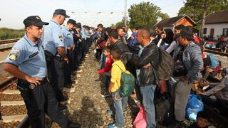 Tovarnik: Iscrpljenim izbjeglicama koji čekaju vlak volonteri Crvenog križa pružaju svekoliku pomoć. Photo: Zeljko Lukunic/PIXSELL Tovarnik: Iscrpljenim izbjeglicama koji čekaju vlak volonteri Crvenog križa pružaju svekoliku pomoć. Photo: Zeljko Lukunic/PIXSELL