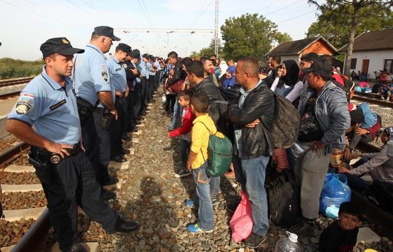 Tovarnik: Iscrpljenim izbjeglicama koji čekaju vlak volonteri Crvenog križa pružaju svekoliku pomoć. Photo: Zeljko Lukunic/PIXSELL Tovarnik: Iscrpljenim izbjeglicama koji čekaju vlak volonteri Crvenog križa pružaju svekoliku pomoć. Photo: Zeljko Lukunic/PIXSELL