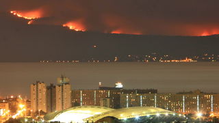 Kastel Sucurac, 140711.
Tjekom poslijepodneva na otoku Bracu izmedju Blace i Pothumlja planuo je veliki sumski pozar.
Na slici pogled sa Kozjaka iznad Kastel Sucurca na Split i opozareni Brac u prvom planu se vid zvonik sv Duje te Poljudski Stadion.
Foto Kastel Sucurac, 140711.
Tjekom poslijepodneva na otoku Bracu izmedju Blace i Pothumlja planuo je veliki sumski pozar.
Na slici pogled sa Kozjaka iznad Kastel Sucurca na Split i opozareni Brac u prvom planu se vid zvonik sv Duje te Poljudski Stadion.
Foto