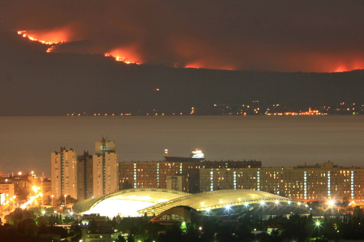 Kastel Sucurac, 140711.
Tjekom poslijepodneva na otoku Bracu izmedju Blace i Pothumlja planuo je veliki sumski pozar.
Na slici pogled sa Kozjaka iznad Kastel Sucurca na Split i opozareni Brac u prvom planu se vid zvonik sv Duje te Poljudski Stadion.
Foto Kastel Sucurac, 140711.
Tjekom poslijepodneva na otoku Bracu izmedju Blace i Pothumlja planuo je veliki sumski pozar.
Na slici pogled sa Kozjaka iznad Kastel Sucurca na Split i opozareni Brac u prvom planu se vid zvonik sv Duje te Poljudski Stadion.
Foto