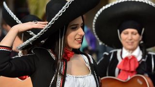 Karnevalska povorka krenula je s Branimirove obale prema Poluotoku. Photo: Dino Stanin/PIXSELL