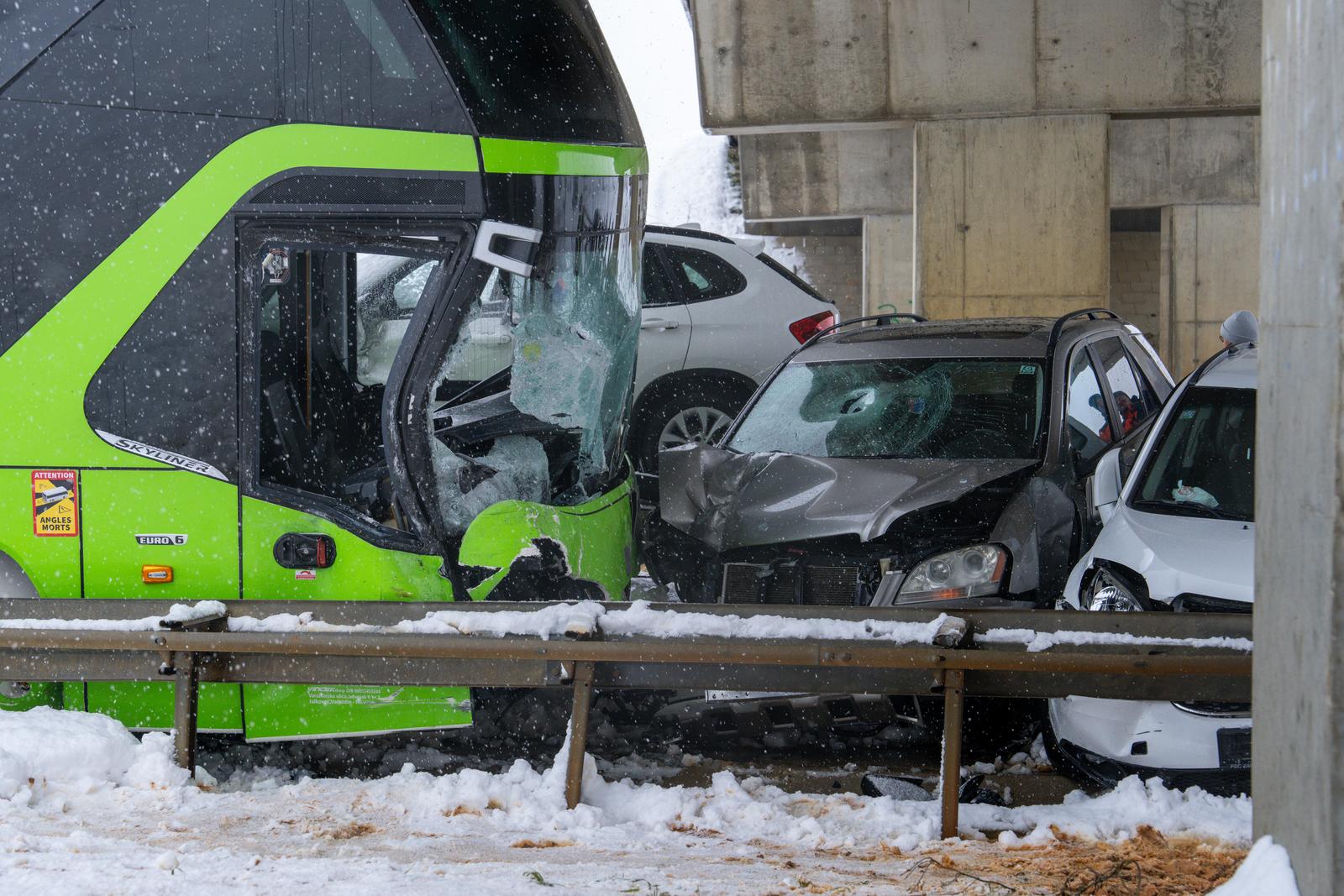 Lančani sudar autobusa i pet automobila kod Gospića