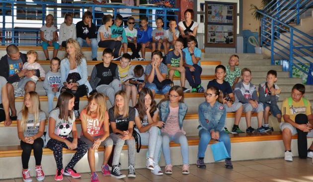 Učenici u sportskoj dvorani u Preku